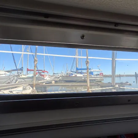 Botel Joky - Floating Refuge Lissabon